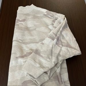 American Eagle Camo crewneck